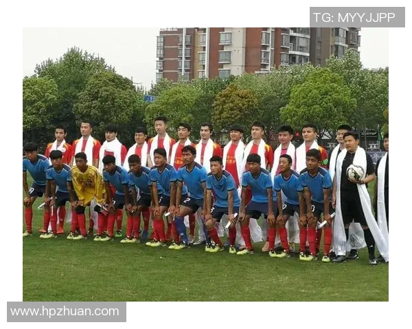 足球浓眉的传奇之路从校园到职业赛场的辉煌历程与梦想追逐